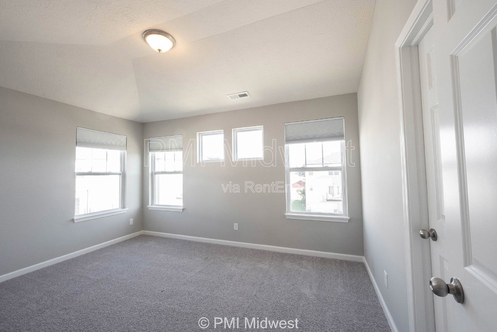 2952 W New York St property image