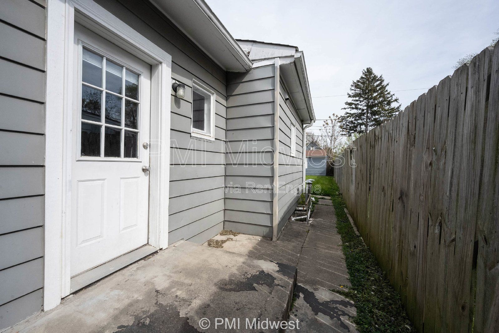 Charming 2 Bed Duplex in Indianapolis with Spacious Layout and Prime Location! property image