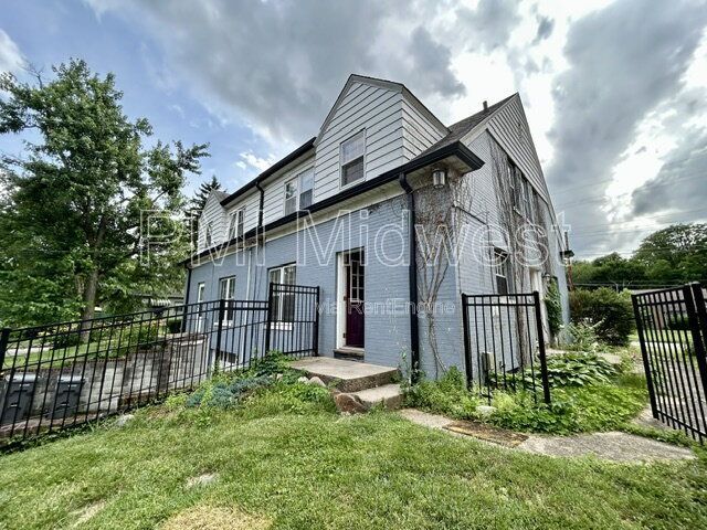 Elegant 2-Bedroom Condo in Broad Ripple with Gated Entry & Private Garage property image