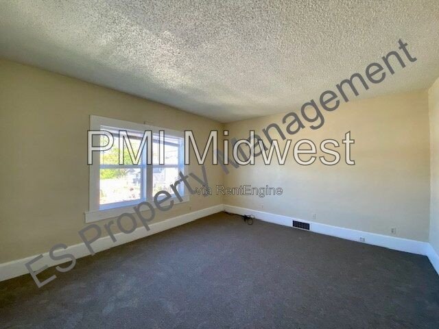 Gorgeous 3 Bedroom 1 Bathroom Victorian Apartment in Franklin Township! property image
