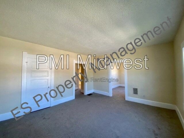 Gorgeous 3 Bedroom 1 Bathroom Victorian Apartment in Franklin Township! property image
