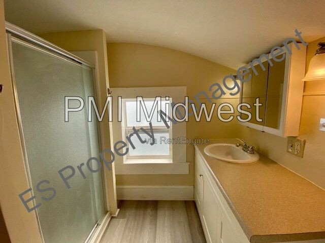 Gorgeous 3 Bedroom 1 Bathroom Victorian Apartment in Franklin Township! property image