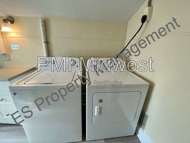 Gorgeous 3 Bedroom 1 Bathroom Victorian Apartment in Franklin Township! property image