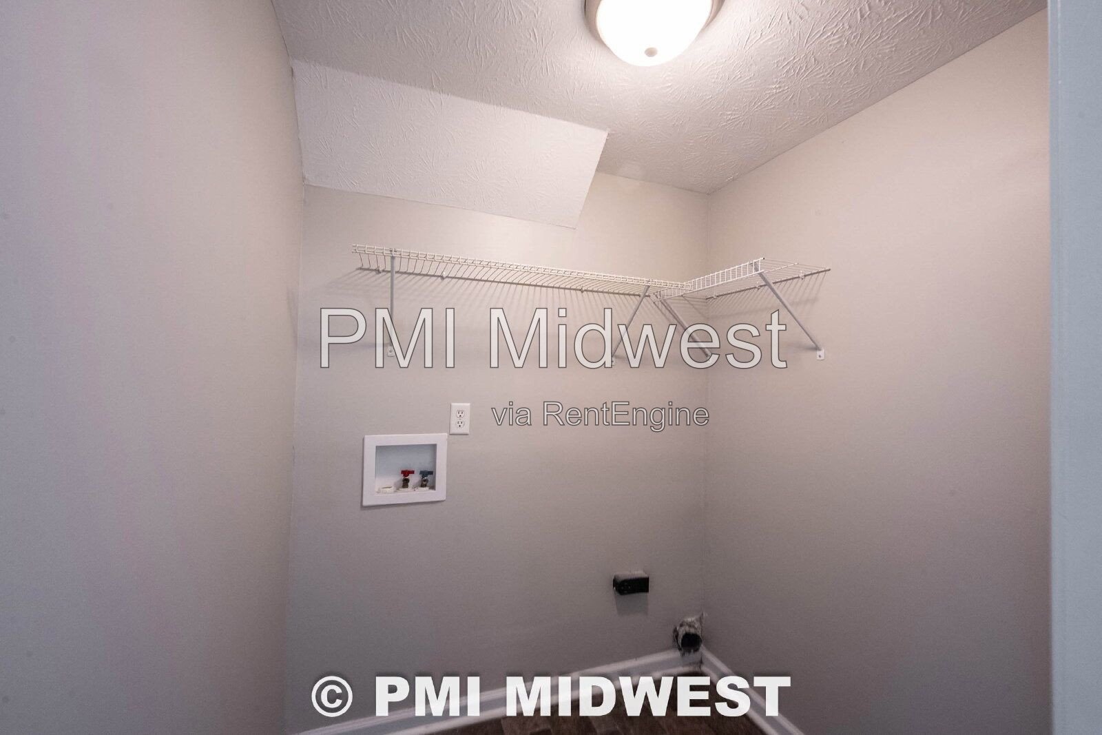 Great 3 Bedroom 2.5 Bathroom Home on the upper east side of Indy! property image