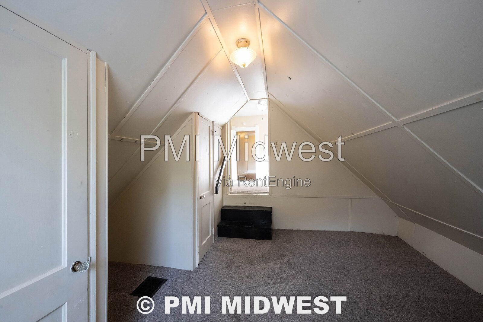 Gorgeous 3 Bedroom 1 Bathroom Victorian Apartment in Franklin Township! property image