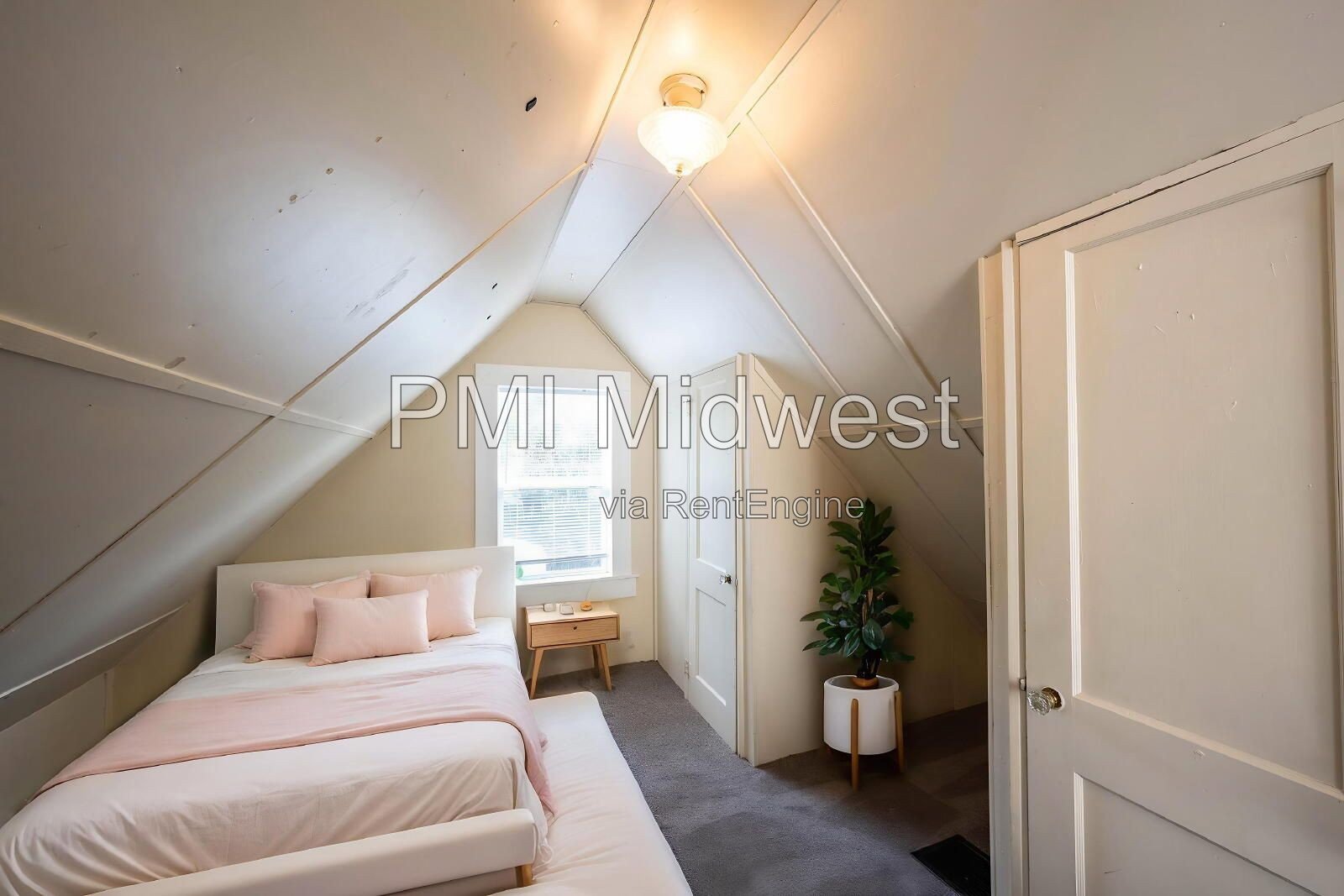 Gorgeous 3 Bedroom 1 Bathroom Victorian Apartment in Franklin Township! property image