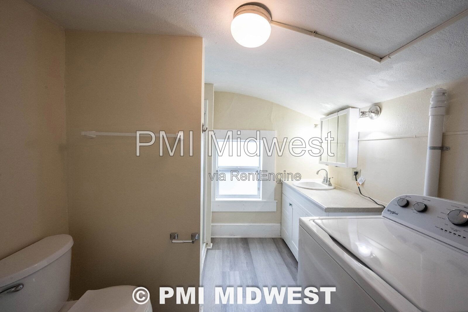 Gorgeous 3 Bedroom 1 Bathroom Victorian Apartment in Franklin Township! property image