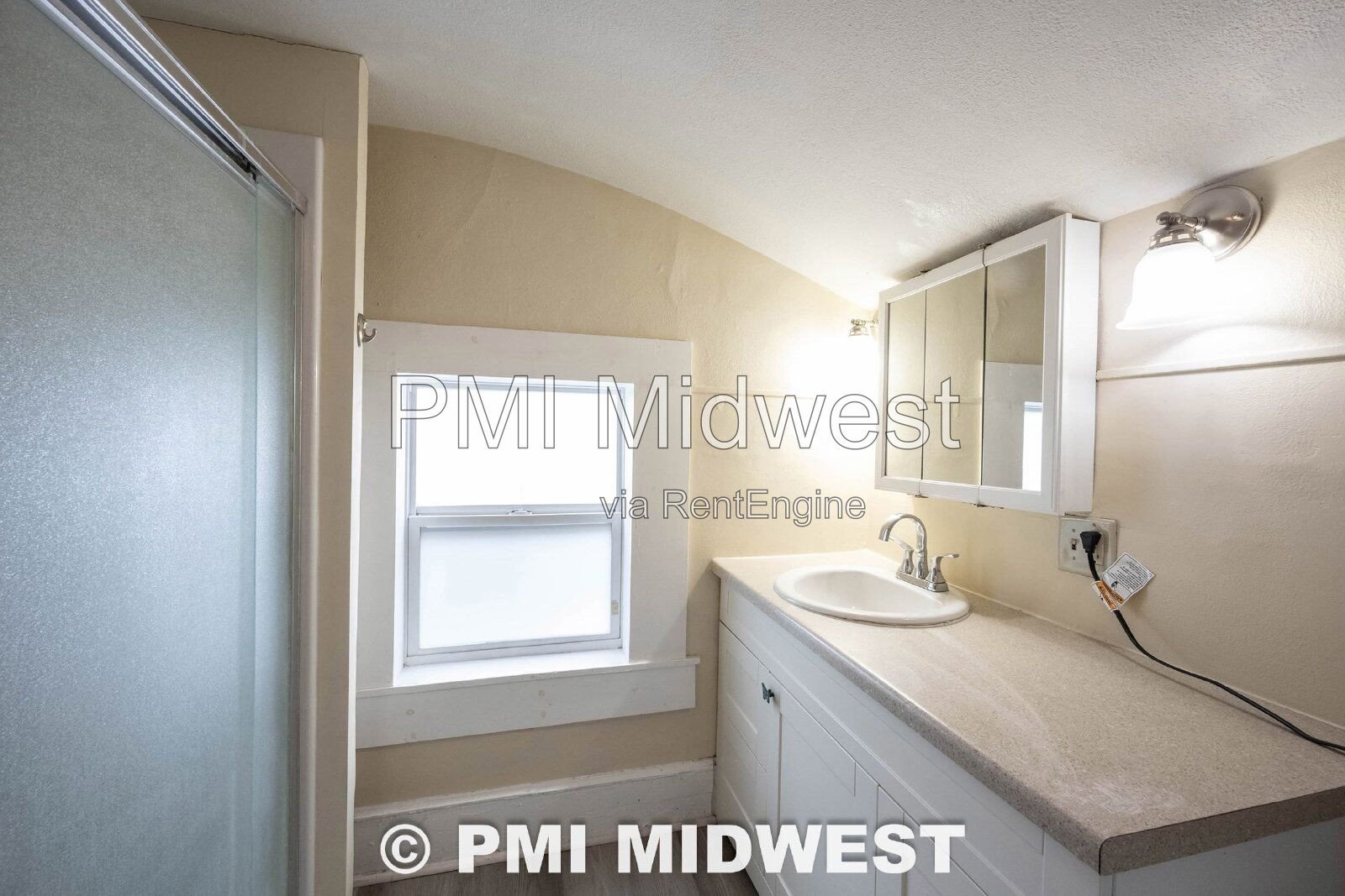 Gorgeous 3 Bedroom 1 Bathroom Victorian Apartment in Franklin Township! property image