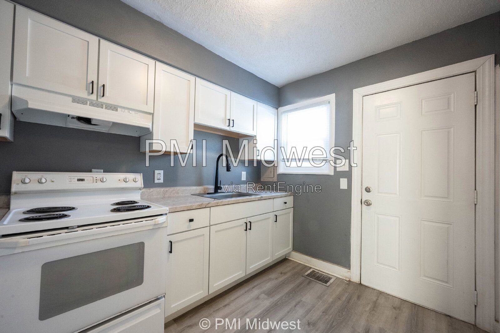 Cozy 2 Bedroom Apartment in Indianapolis with Spacious Layout and Convenient Location property image