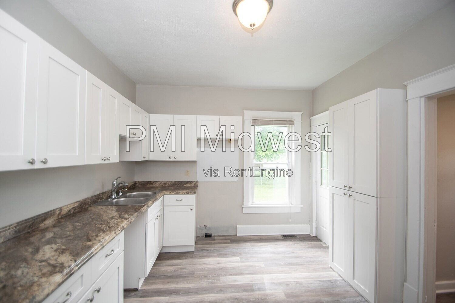 Charming 3-Bedroom Duplex Haven in the Heart of Indianapolis – Spacious 1,400 Sq Ft Layout! property image