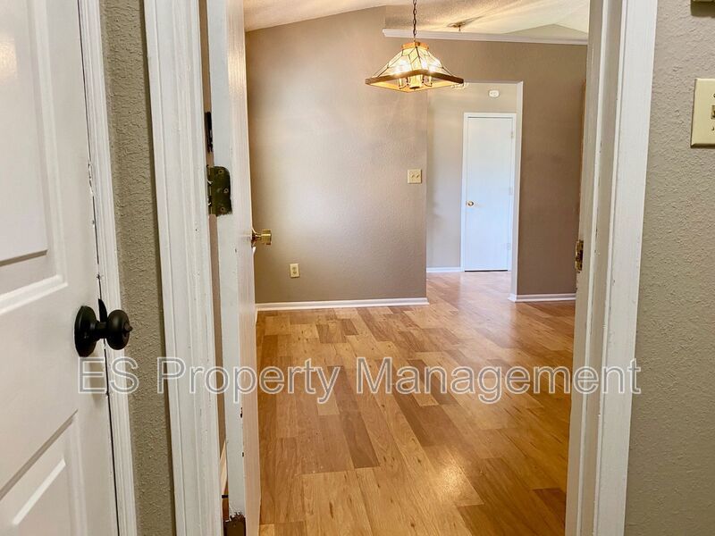 Great 3 Bedroom 2 Bathroom Ranch Style Home in Lawrence! property image