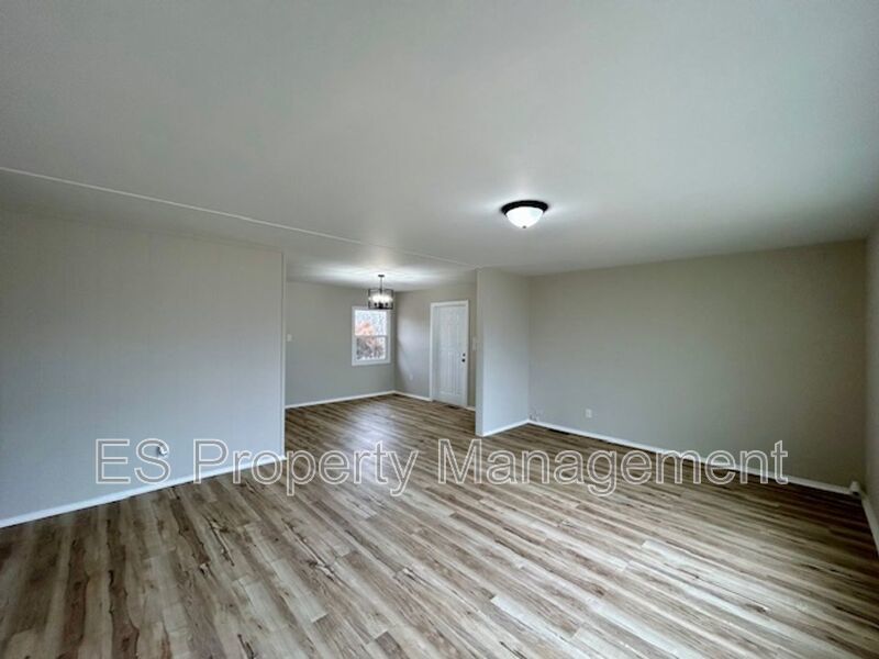 Stylishly Newly Renovated 3-bedroom, 1-bath Ranch Home property image