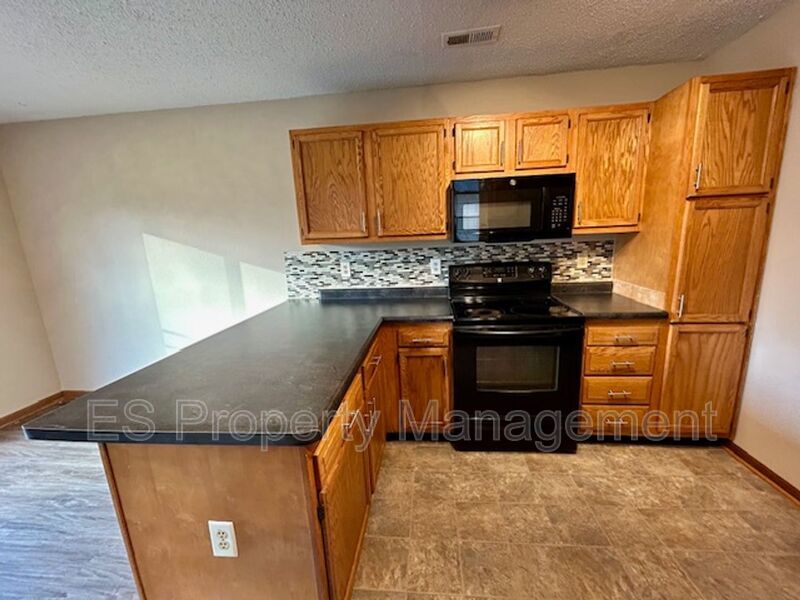 Beautiful 3 Bedroom 2 Story Home in River Run Decatur Township! property image