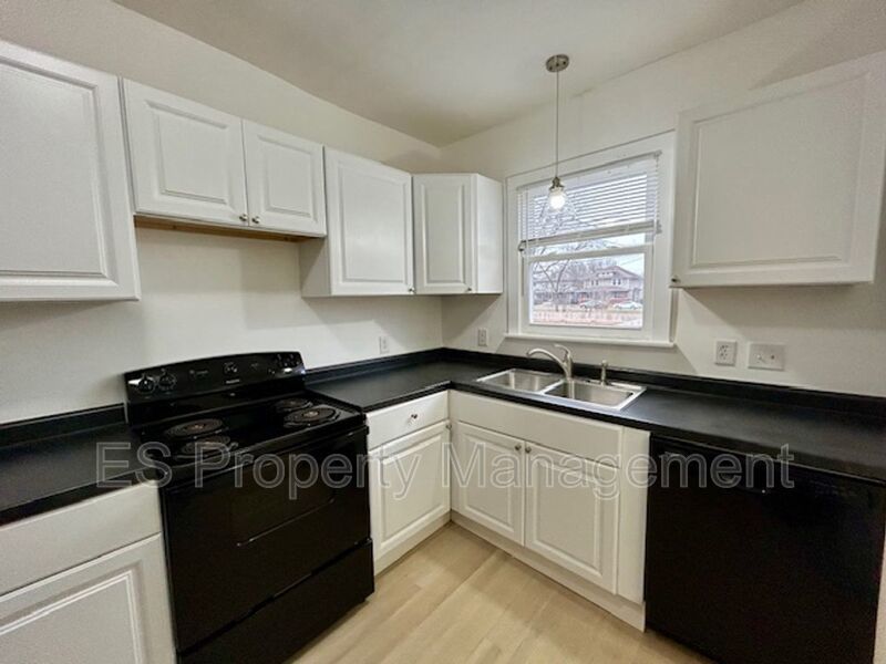 Beautifully Remodeled 3 Bedroom 1.5 Bathroom Duplex in Center Township property image