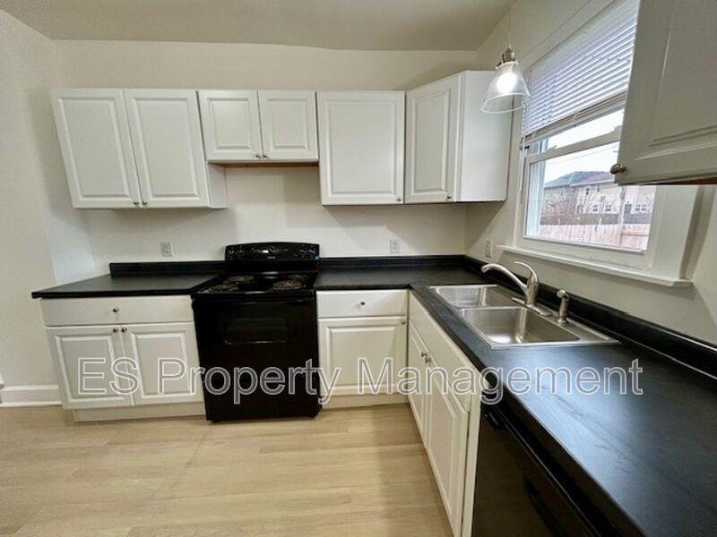Beautifully Remodeled 3 Bedroom 1.5 Bathroom Duplex in Center Township property image