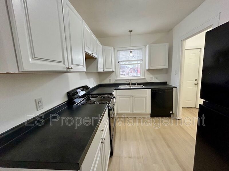 Beautifully Remodeled 3 Bedroom 1.5 Bathroom Duplex in Center Township property image