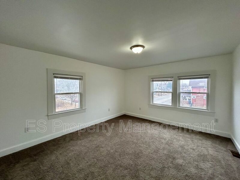 Beautifully Remodeled 3 Bedroom 1.5 Bathroom Duplex in Center Township property image