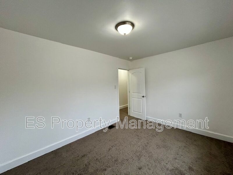 Beautifully Remodeled 3 Bedroom 1.5 Bathroom Duplex in Center Township property image