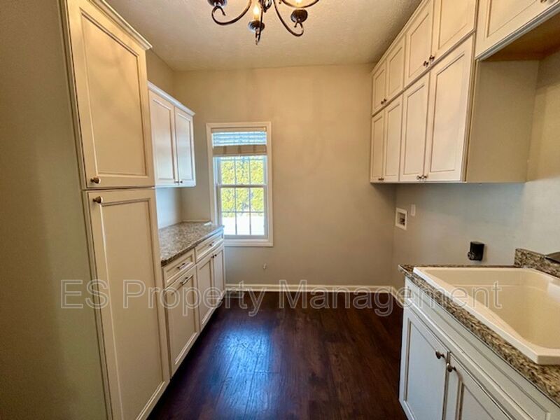 Elegant 4-Bedroom, 3.5 Bath - Finished Basement with BAR & ENTERTAINMENT property image