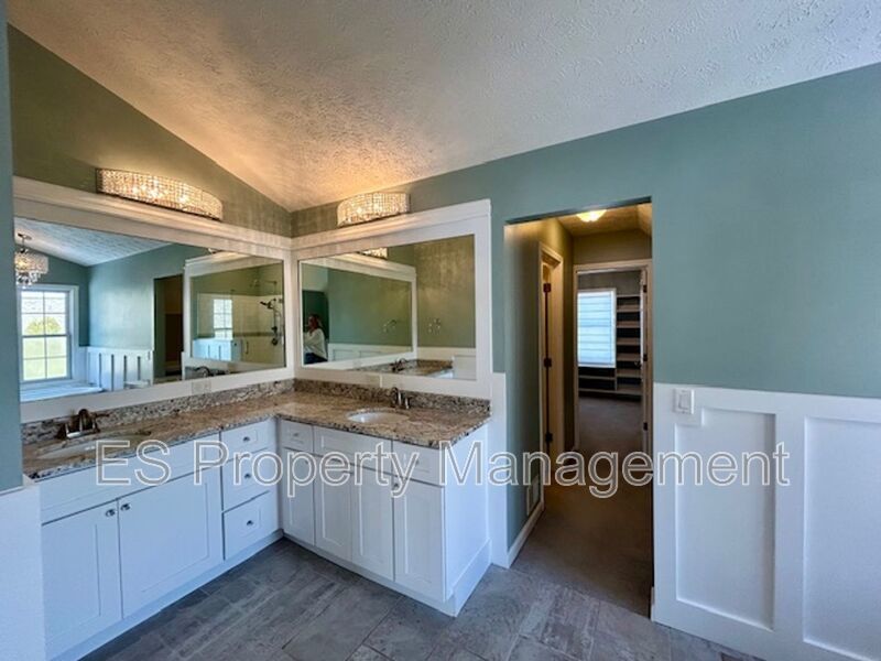 Elegant 4-Bedroom, 3.5 Bath - Finished Basement with BAR & ENTERTAINMENT property image