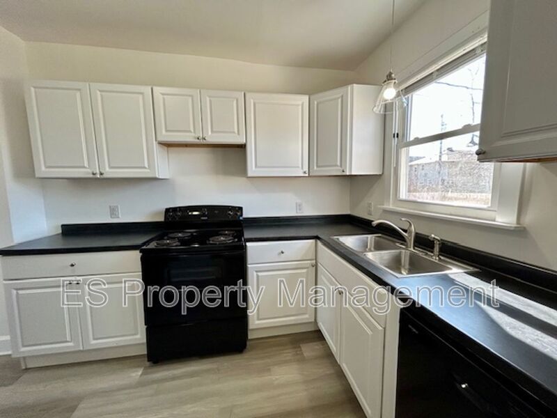 Beautifully Remodeled 3 Bedroom 1.5 Bathroom Duplex in Center Township property image