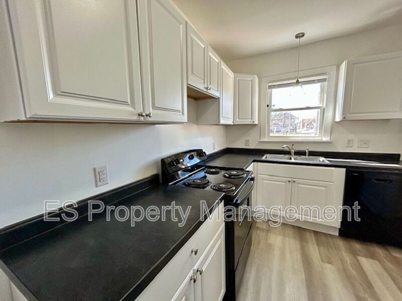 Beautifully Remodeled 3 Bedroom 1.5 Bathroom Duplex in Center Township property image