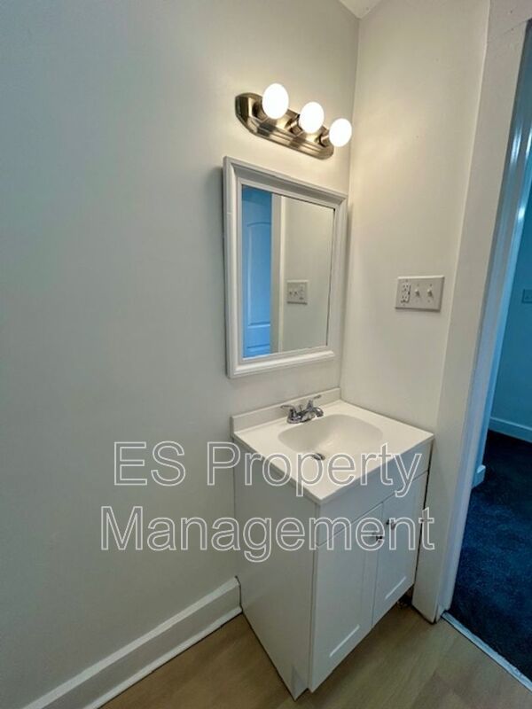 Beautifully Remodeled 3 Bedroom 1.5 Bathroom Duplex in Center Township property image