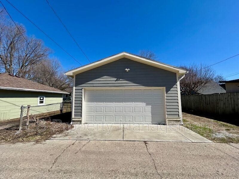Charming Bungalow-Styled 3 Bed, 2.5 Bath Home- Near East Side property image
