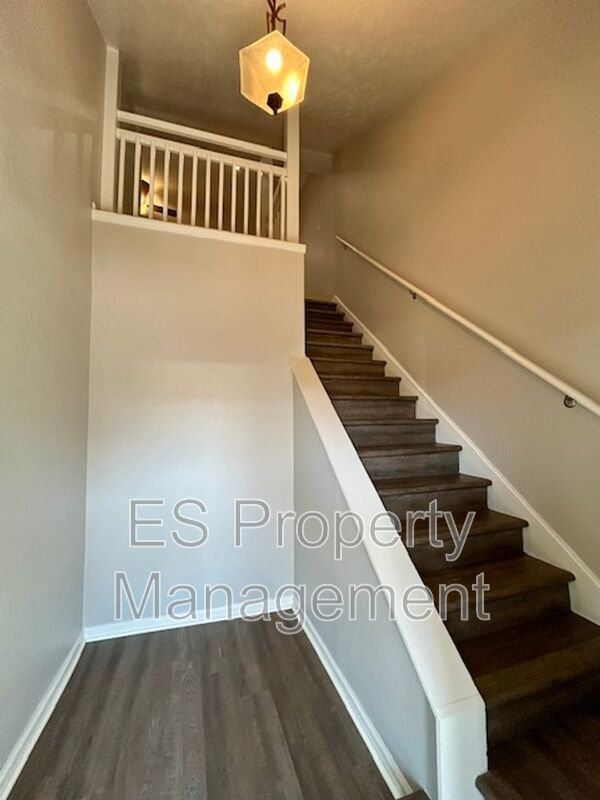 Beautiful 2 Bedroom 1 Bathroom Upper Unit in Fountain Square property image