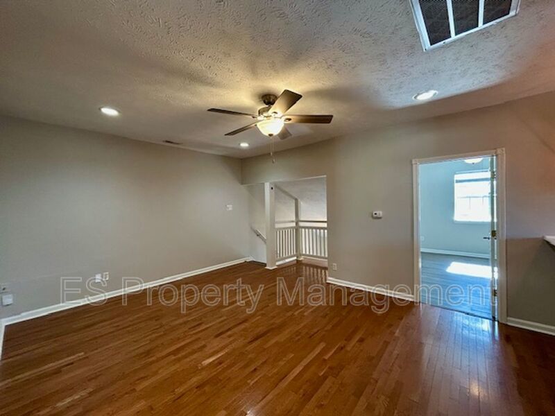 Beautiful 2 Bedroom 1 Bathroom Upper Unit in Fountain Square property image