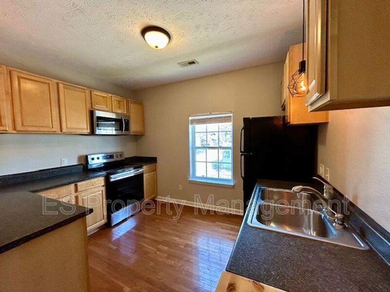 Beautiful 2 Bedroom 1 Bathroom Upper Unit in Fountain Square property image