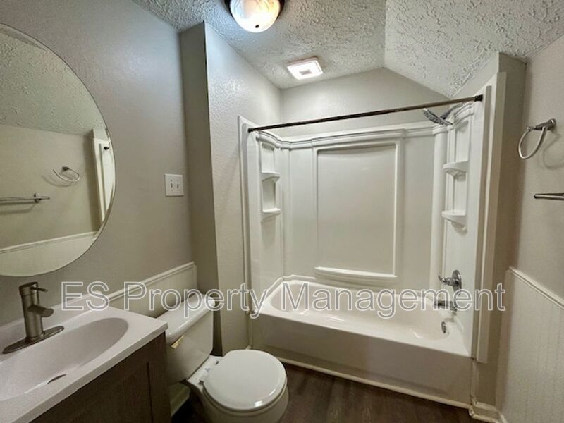 Beautiful 2 Bedroom 1 Bathroom Upper Unit in Fountain Square property image