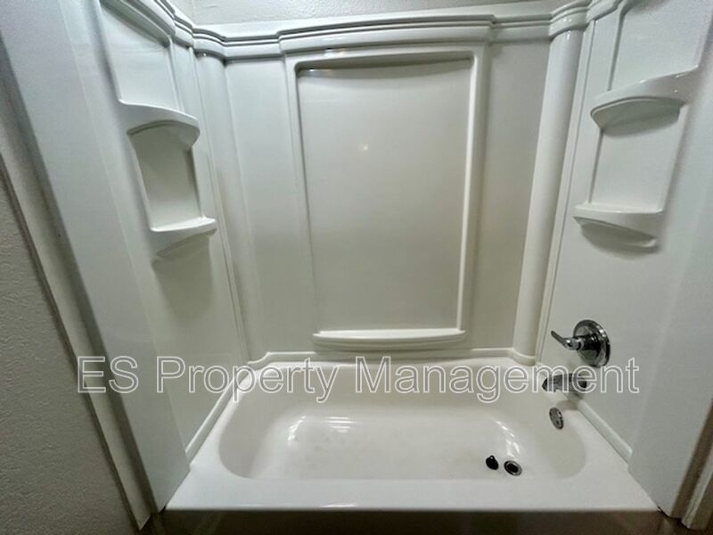 Beautiful 2 Bedroom 1 Bathroom Upper Unit in Fountain Square property image