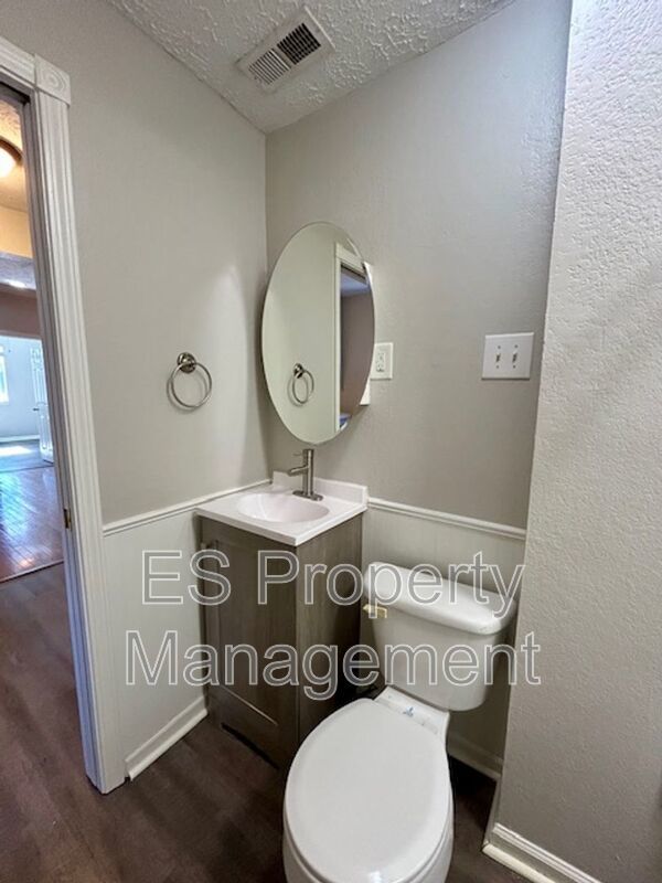 Beautiful 2 Bedroom 1 Bathroom Upper Unit in Fountain Square property image