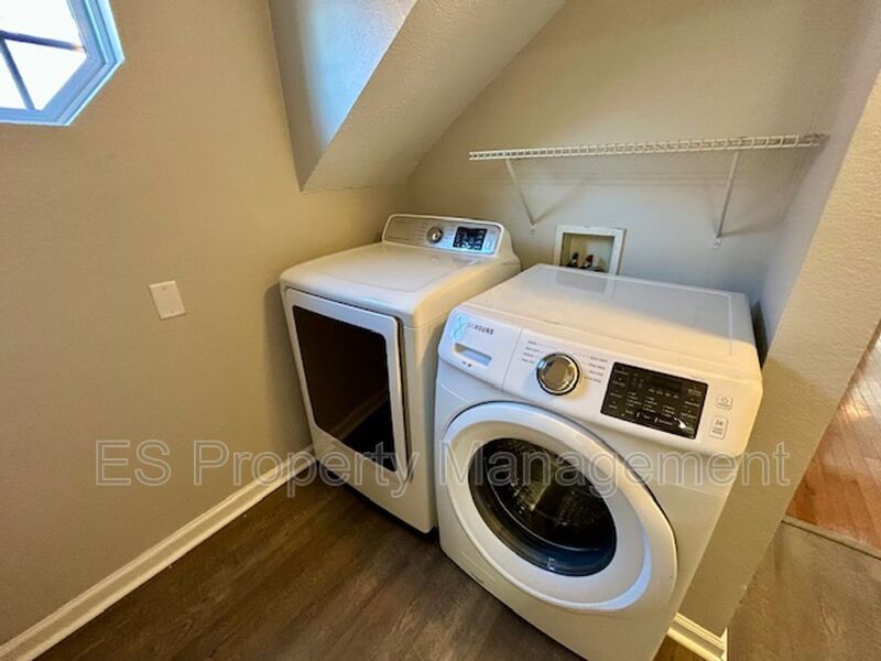 Beautiful 2 Bedroom 1 Bathroom Upper Unit in Fountain Square property image