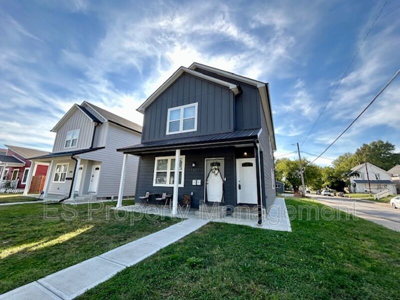 **SPECIAL** $250 OFF 2ND MONTH'S RENT** 3 Bedroom 2 Bath Duplex in the Heart of Indianapolis property image