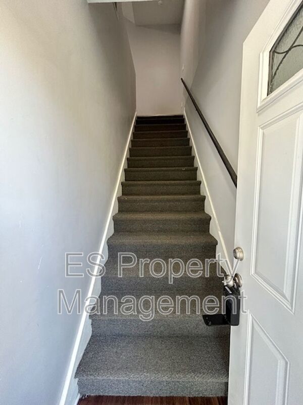 **SPECIAL** $250 OFF 2ND MONTH'S RENT** 3 Bedroom 2 Bath Duplex in the Heart of Indianapolis property image