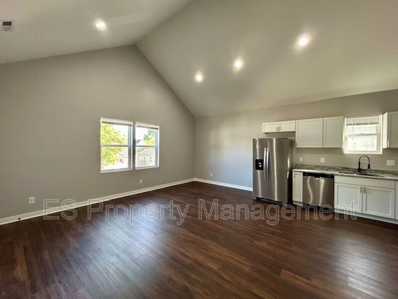 **SPECIAL** $250 OFF 2ND MONTH'S RENT** 3 Bedroom 2 Bath Duplex in the Heart of Indianapolis property image