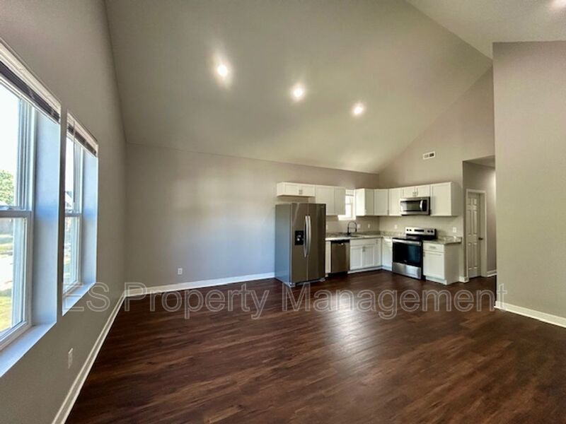 **SPECIAL** $250 OFF 2ND MONTH'S RENT** 3 Bedroom 2 Bath Duplex in the Heart of Indianapolis property image