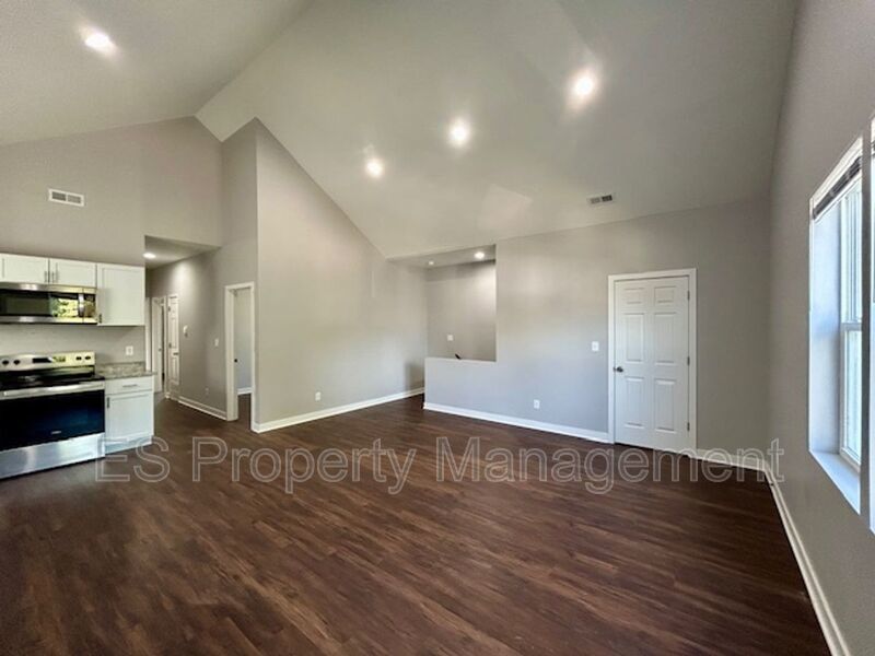 **SPECIAL** $250 OFF 2ND MONTH'S RENT** 3 Bedroom 2 Bath Duplex in the Heart of Indianapolis property image