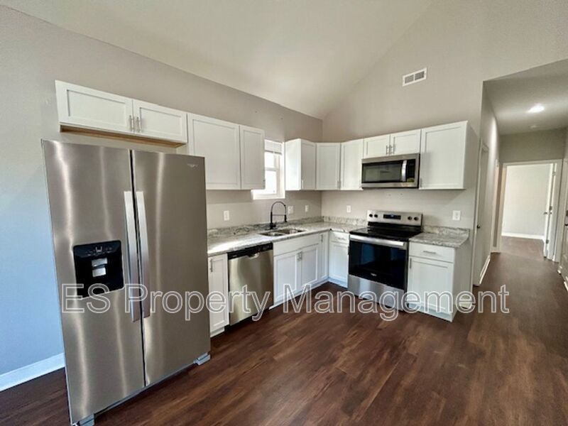 **SPECIAL** $250 OFF 2ND MONTH'S RENT** 3 Bedroom 2 Bath Duplex in the Heart of Indianapolis property image