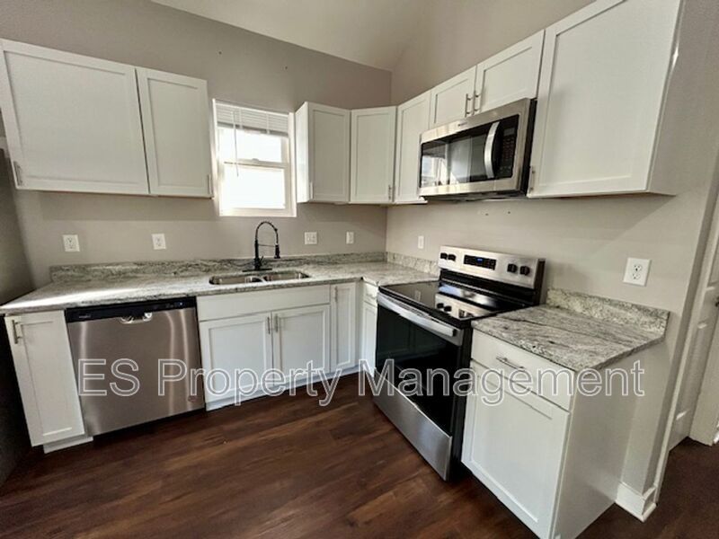 **SPECIAL** $250 OFF 2ND MONTH'S RENT** 3 Bedroom 2 Bath Duplex in the Heart of Indianapolis property image