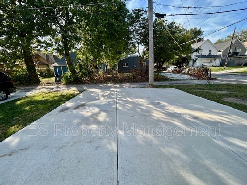 **SPECIAL** $250 OFF 2ND MONTH'S RENT** 3 Bedroom 2 Bath Duplex in the Heart of Indianapolis property image