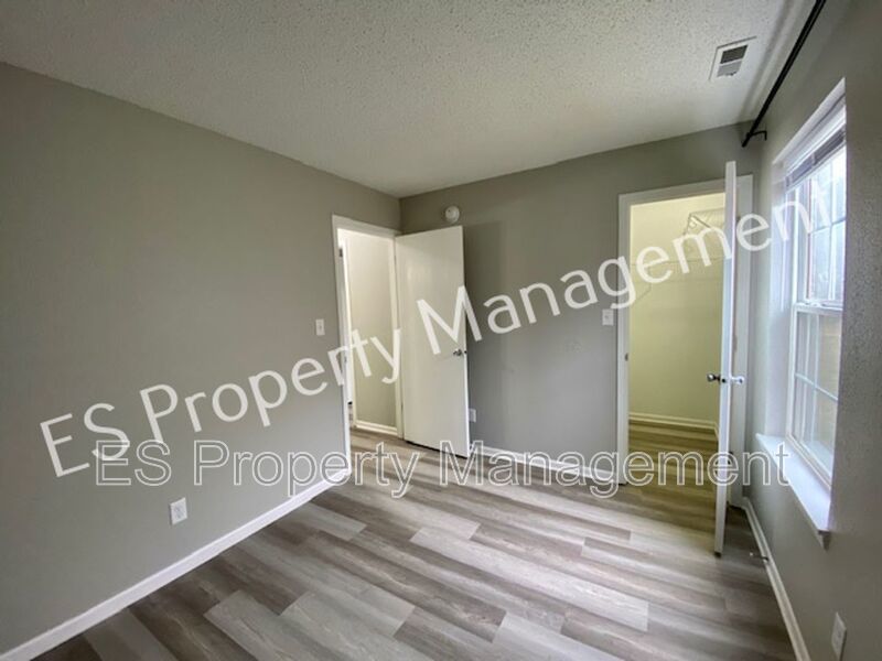 Stunning 3 Bedroom 2 Bath in SouthWest River Run Neighborhood! property image