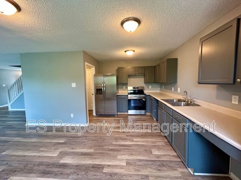 STUNNING 3 bedroom, 2.5 Bath Home in Greenwood- Johnson County property image