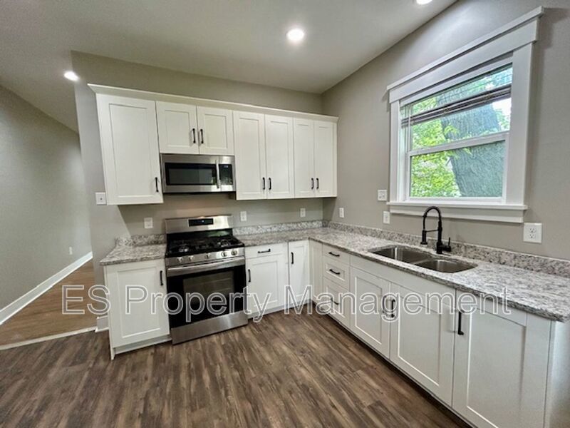 Renovated 2 Bed/ 1.5 Bath 2 Story Duplex in Tuxedo Park! property image