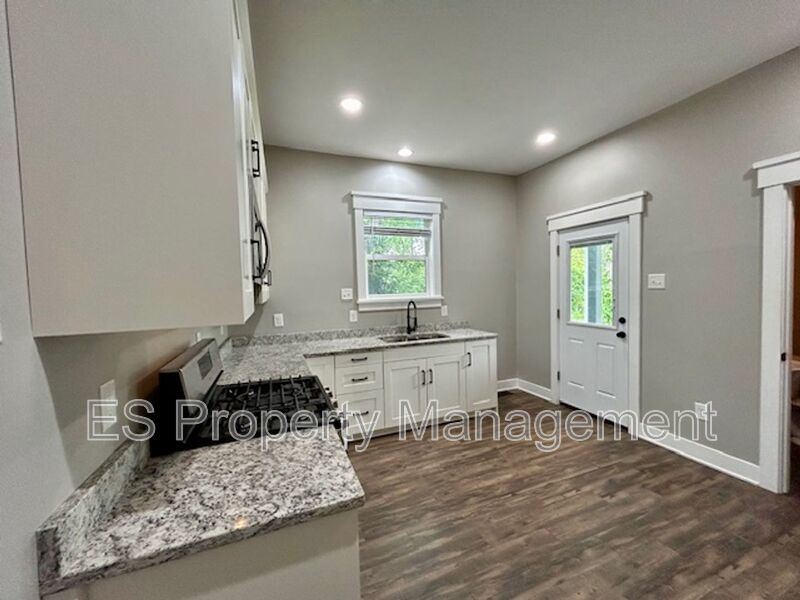 Renovated 2 Bed/ 1.5 Bath 2 Story Duplex in Tuxedo Park! property image
