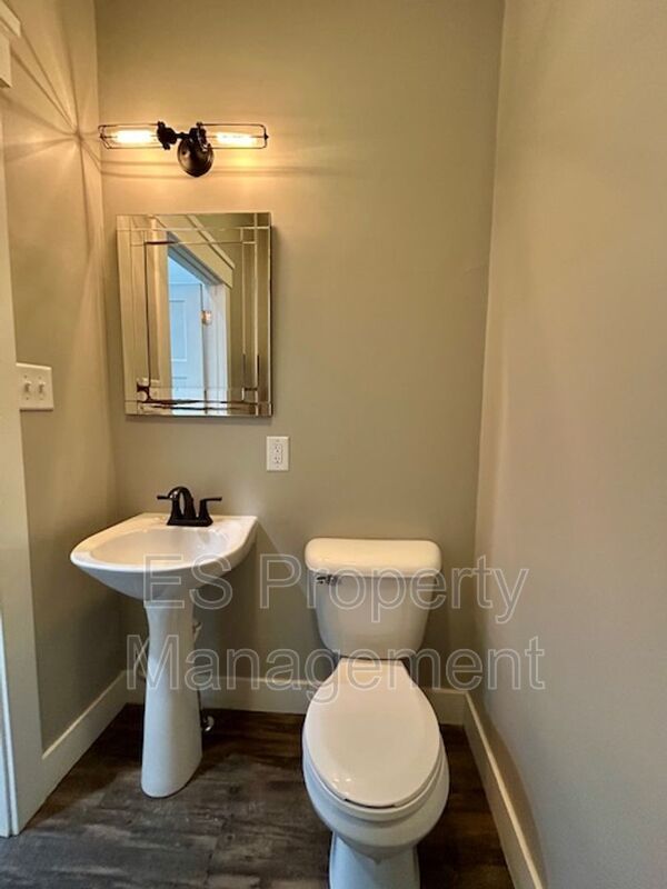 Renovated 2 Bed/ 1.5 Bath 2 Story Duplex in Tuxedo Park! property image