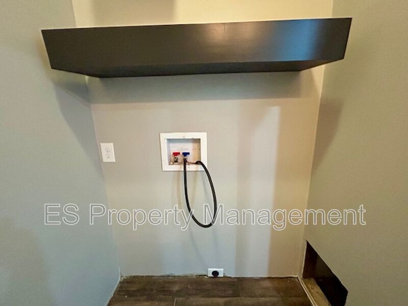 Renovated 2 Bed/ 1.5 Bath 2 Story Duplex in Tuxedo Park! property image