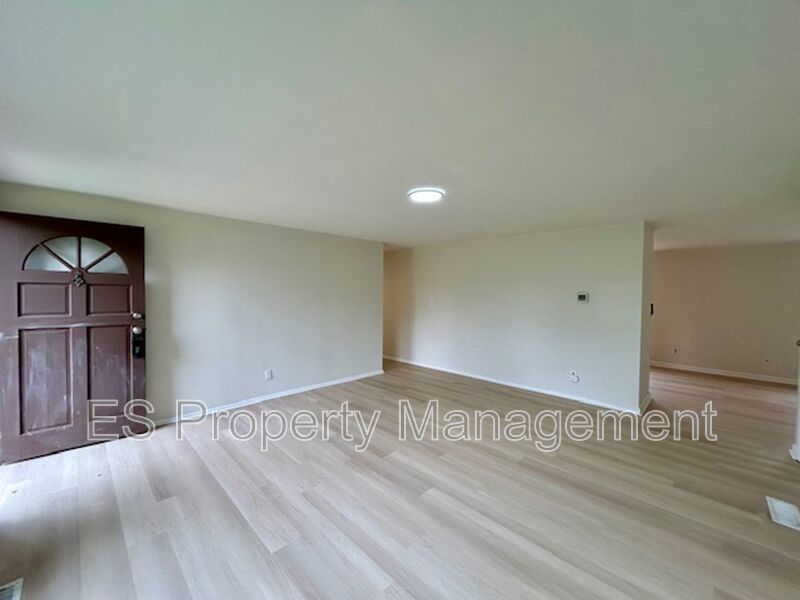 Beautifully Renovated 3 Bedroom 1.5 Bathroom with Large Yard in New Whiteland property image